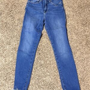 Good American Skinny Jeans in Vibrant Blue